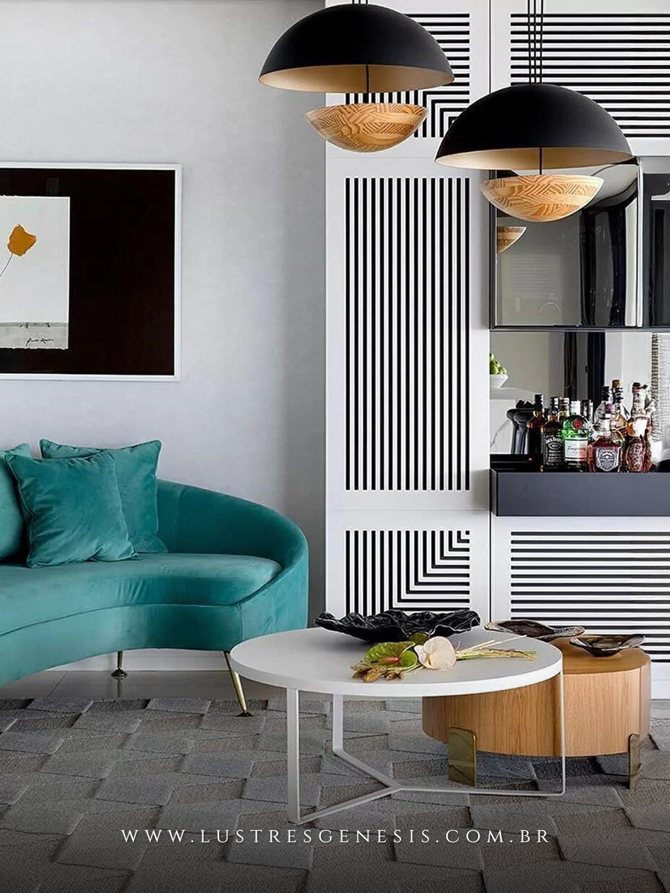 Luminária Pendente Moderna Íris em uma sala de jantar contemporânea com mesa redonda e cadeiras ao redor. Lustres Gênesis loja online de Lustres e Iluminação Decorativa